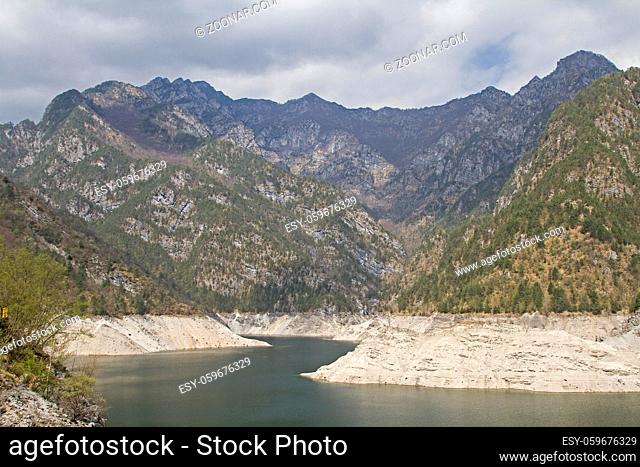 Der idyllische Stausee Lago di Selva mit seiner imposanten 111 m hohen Staumauer liegt in den Friaulaner Dolomiten