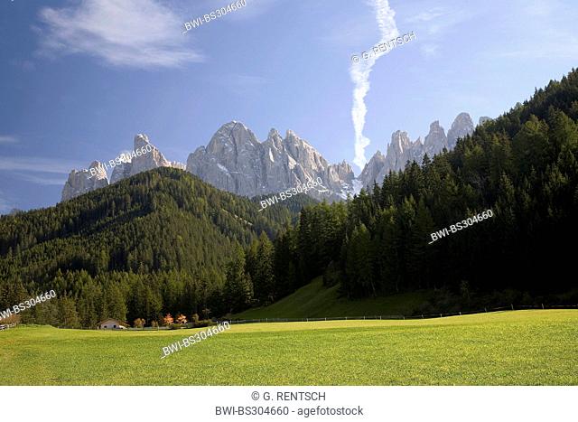 view through the valley of Villnoess with the Geislerspitzen in the background, Italy, Dolomites