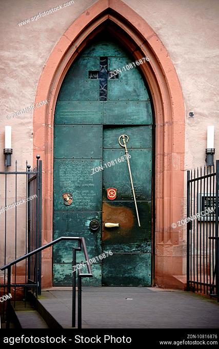 Mainz, Deutschland - April 20, 2017: Die schwere Eisentür des Eingangs der St. Stephan Kirche mit eingravierten lateinischen Worten am 20