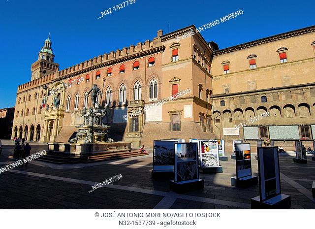 Palazzo d'Accursio (aka Palazzo Comunale, Town Hall) and Fountain of Neptune on Piazza Maggiore, Bologna, Emilia-Romagna, Italy