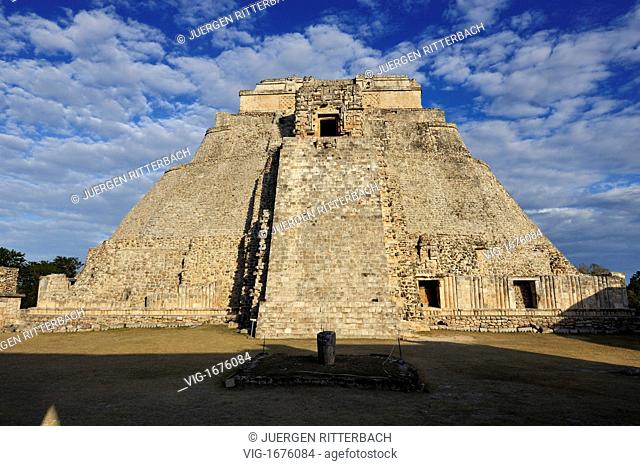 MEXICO, MERIDA, UXMAL, 23.03.2009, Maya ruin of Uxmal, Adivino or Pyramid of the Magician, Mexico, Latin America, America - MERIDA, UXMAL, MEXICO, 23/03/2009