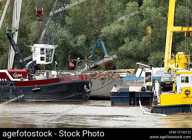Illustration picture shows the scene of the salvaging works to bring the Dutch barge that sunk last week on the Schelde river to the surface
