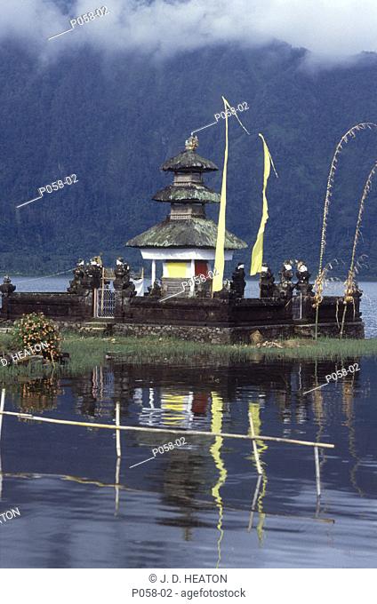 Indonesia. Bali. Lake bratan. Uludanu temple