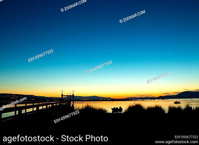 Stimmungsvolles Licht nach dem Sonnenuntergang auf Sidney Island, Vancouver Island, British Columbia, Kanada. Beautiful light after sunset on Sidney Island