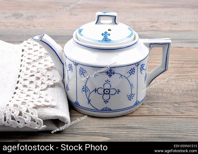 Teekanne - Teapot on wood