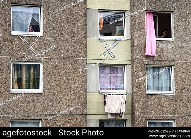 22 June 2020, Lower Saxony, Göttingen: Laundry hanging out of the window of a quarantined apartment building. The city council has quarantined an entire...