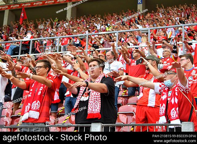 15 August 2021, Rhineland-Palatinate, Mainz: Football: Bundesliga, FSV Mainz 05 - RB Leipzig, Matchday 1, at Opel Arena. Spectators wait in the stands for the...