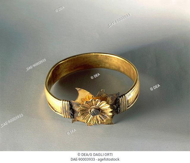 Greek civilization. Goldsmithery. Bracelet with flower. From Mycenae, Grave Circle A, Tomb IV.  Athens, Ethnikó Arheologikó Moussío (National Archaeological...