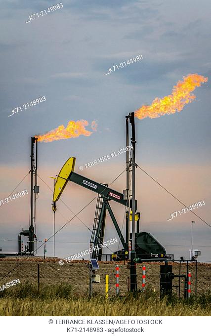 Flaring natural gas at a Bakkan play oil pumper installation near Williston, North Dakota, USA