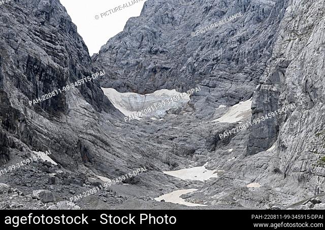 01 August 2022, Bavaria, Hintersee: Blank ice and snow remnants can be seen on the Blaueis glacier near Bechtesgarden. The ice of the Blaueisgletscher