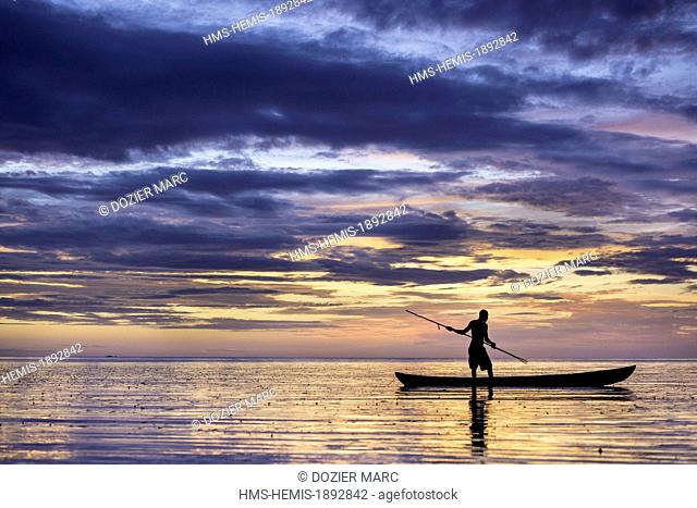 Papua New Guinea, New Britain island, West New Britain province, Cap Gloucester district, Kimbe area, Akonga village, fisherman