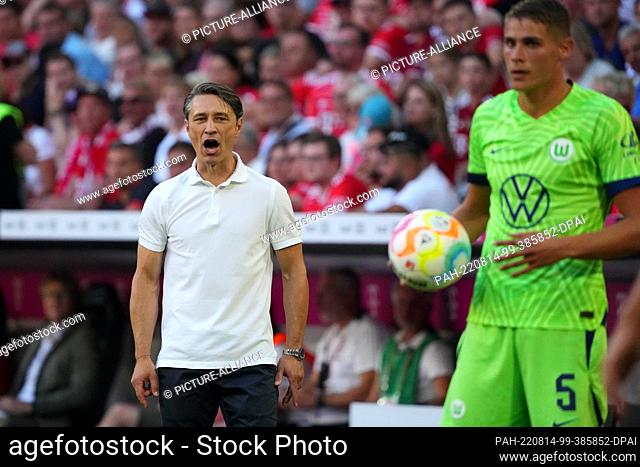 14 August 2022, Bavaria, Munich: Soccer: Bundesliga, Bayern Munich - VfL Wolfsburg, Matchday 2, Allianz Arena. Wolfsburg coach Niko Kovac shouts instructions to...