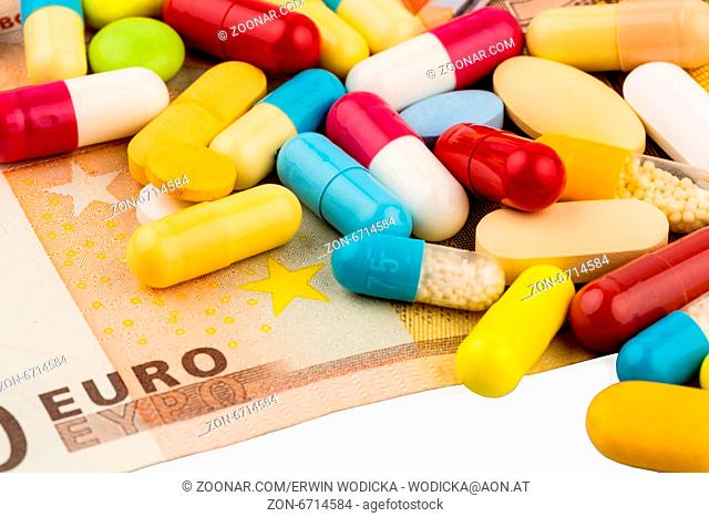 Euro-Geldscheine und Tabletten, Symbolfoto für Kosten von Medikamenten und Krankenkasse