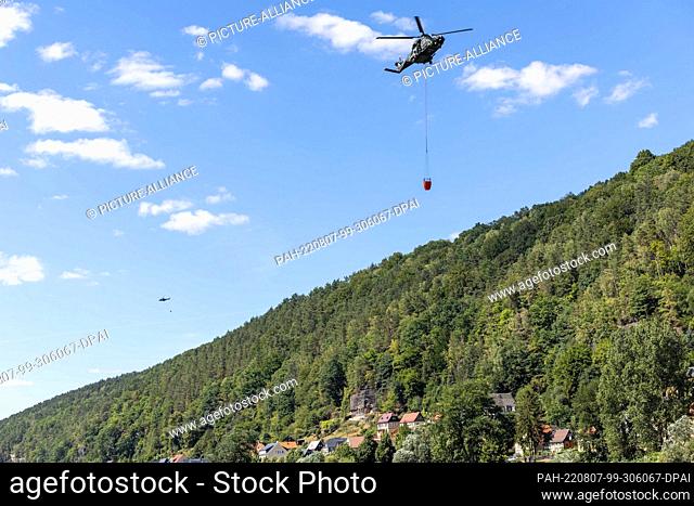 07 August 2022, Saxony, Bad Schandau: Firefighting helicopters of the German Armed Forces are deployed in the forest fires in Saxon Switzerland