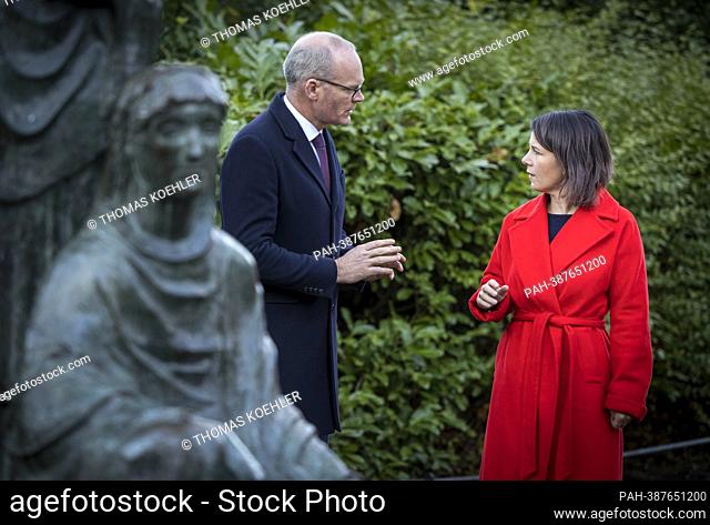 Annalena Baerbock (Alliance 90/The Greens), Federal Foreign Minister, with Irish Foreign Minister Simon Coveney. Here at the Nornenbrunnen (Three Fates...