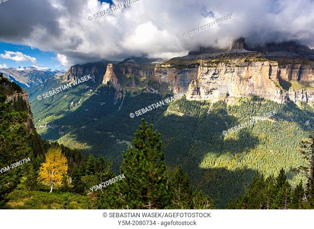 View over the Ordesa Valley from Faja Pelay, Parque Nacional de Ordesa y Monte Perdido, Pyrenees, Huesca, Aragon, Spain, Europe