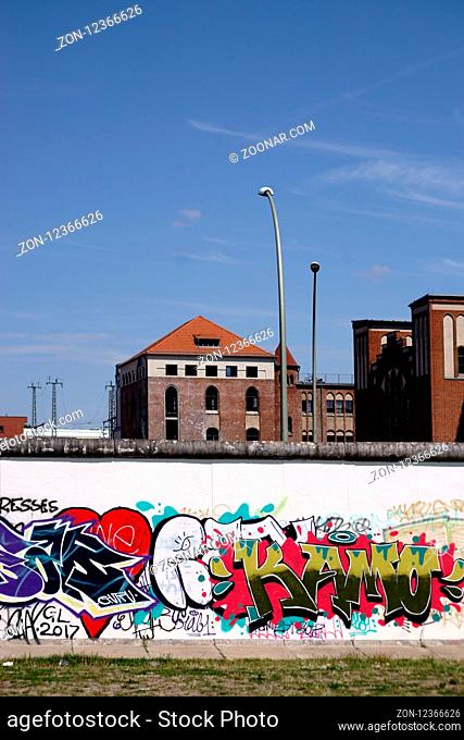 Berlin, Deutschland - Juli 16, 2018: Die Rückseite der East Side Gallery einer mit bunten Graffiti bemalten Mauer im Berliner Bezirk Friedrichshain am 16