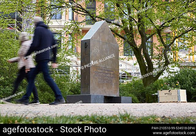07 May 2021, Hamburg: People walk past the monument to the writer Wolfgang Borchert at Schwanenwik on the Außenalster. On 20 May