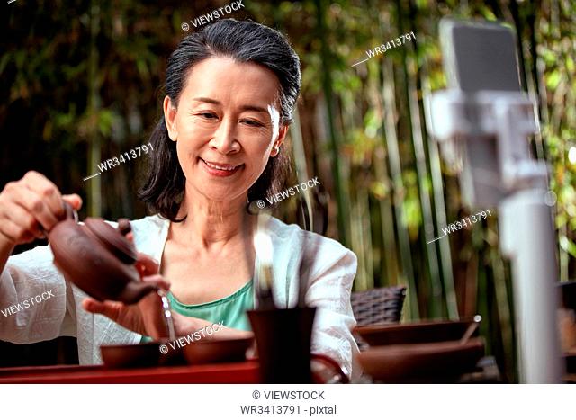 The elderly live online tea art