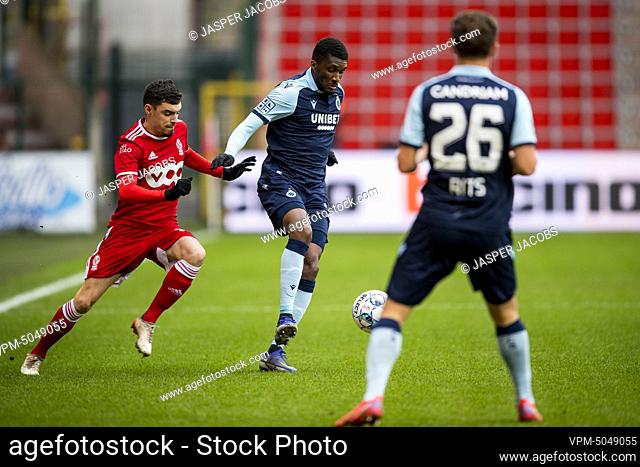 Standard's Mathieu Cafaro and Club's Clinton Mata fight for the ball during a soccer match between Standard de Liege and Club Brugge
