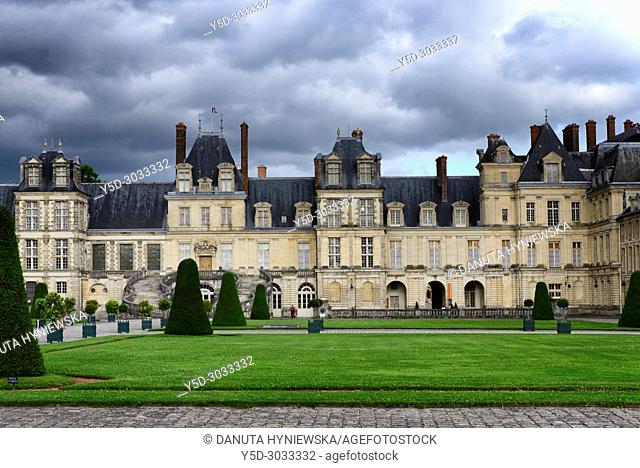 Cour d’Honneur (Court of Honor), Palace of Fontainebleau, Château de Fontainebleau, French royal châteaux - residence for the French monarchs from Louis VII to...