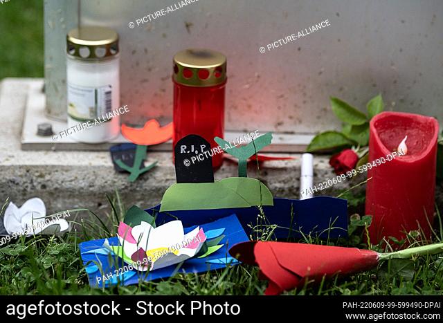 09 June 2022, Hessen, Bad Arolsen: Candles and handmade flowers lie in front of a stele at the Kaulbach secondary school in Bad Arolsen, northern Hesse