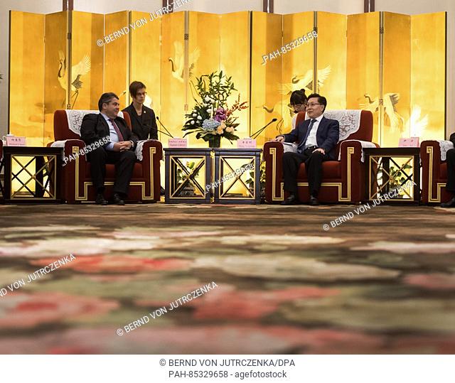 German Minister of Economic Affairs Sigmar Gabriel (L) and Yin Li, governor of the Sichuan province, meet in Chengdu, China, 02 November 2016
