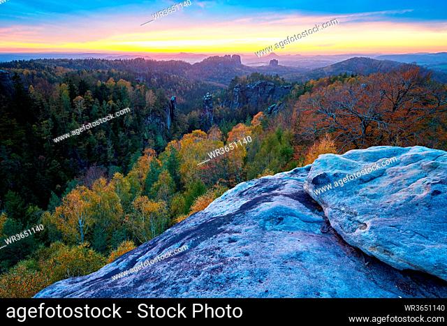 Elbsandsteingebirge im Herbst Sonnenuntergang Carolafelsen