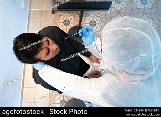 14 May 2021, Saxony, Dresden: Janine Keith (r), New World Paul Rackwitz employee, stands in front of Mohsin Khokhar, apprentice