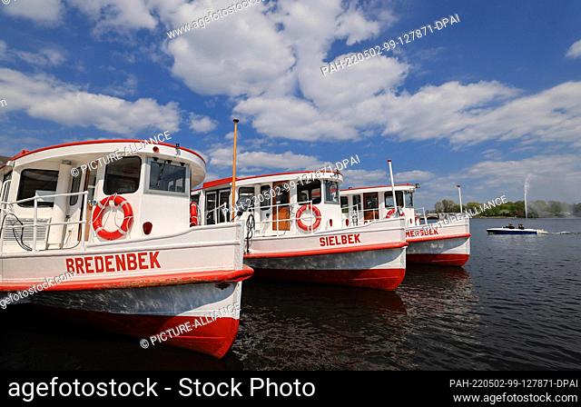 02 May 2022, Hamburg: Alster ships are moored at the Jungfernstieg on the Binnenalster in bright sunshine. Photo: Christian Charisius/dpa