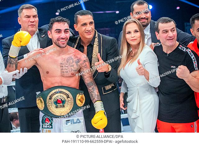 09 November 2019, Hamburg: Boxing: Artem Harutyunyan (Germany) cheers with Dariusz Michalczewski (l), former boxing world champion