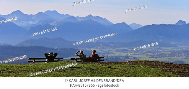 Hikers enjoy the view of the Alps in the sun on the Auerberg summit near Bernbeuren,  Germany, 28 October 2016. Photo: KARL-JOSEF HILDENBRAND/dpa | usage...