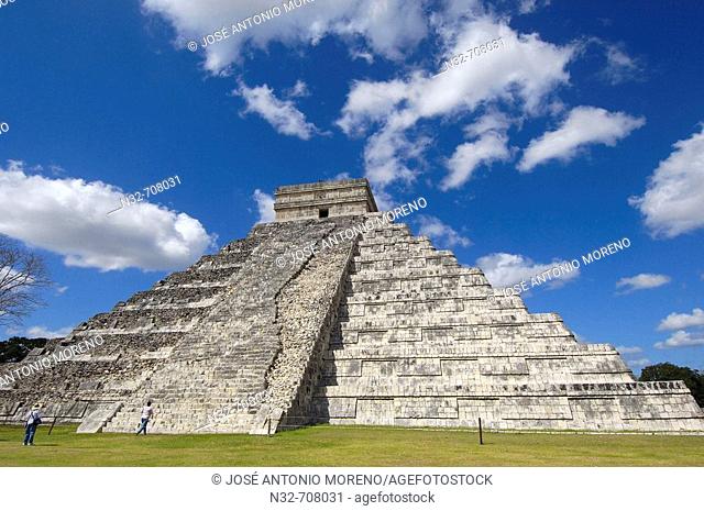 Pyramid of Kukulkan ( The Castle). Mayan ruins of Chichen Itza. Mayan Riviera. Yucatan Peninsula. Mexico
