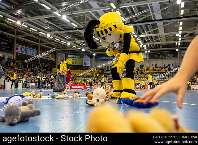 22 October 2023, Bavaria, Coburg: The mascot of the handball club HSC 2000 Coburg collects stuffed animals. During the halftime break of the HSC 2000 Coburg...