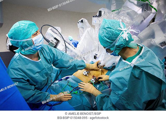Reportage in an operating theatre during a hysterectomy using the da Vinci robot®. Removing the robot at the end of the operation