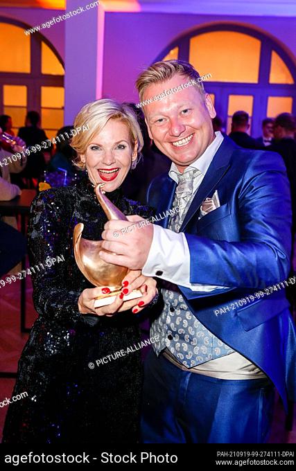 18 September 2021, Saxony, Leipzig: Andrea Kathrin Loewig and Jens Knossalla dance at the aftershow party of the media award Golden Henne in the Congress Hall...