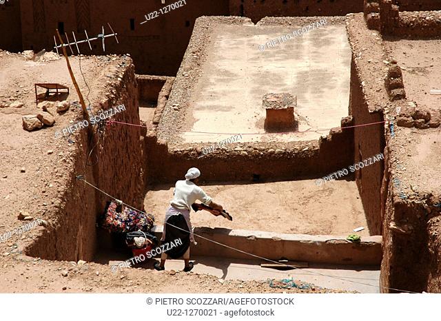 Ait Ben Haddou (Morocco): a woman drying the laundry in the old Kasbah