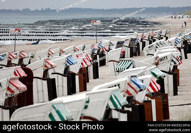 23 July 2021, Mecklenburg-Western Pomerania, Graal-Müritz: Beach and beach chairs at the Baltic Sea are empty. Temperatures of under 20 degrees