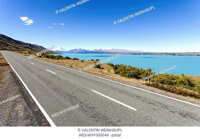 New Zealand, South Island, Lake Pukaki, empty road