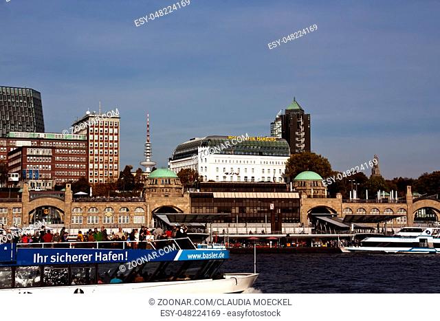 Blick auf die Landungsbrücken mit Hotel Hafen Hamburg und Michel im Hintergrund
