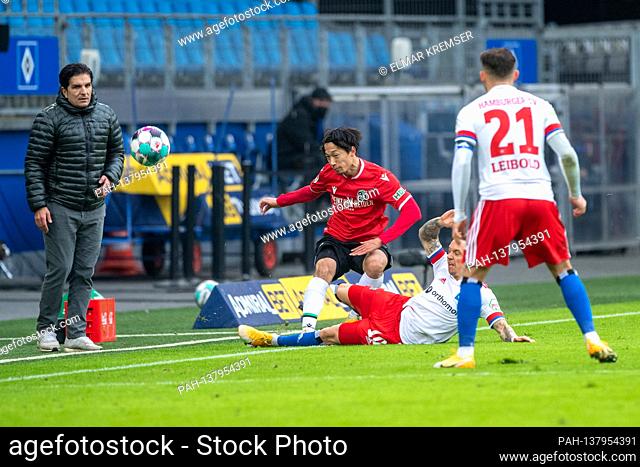 Sonny KITTEL (right, HH) gets the yellow-red card after the foul in this duels on Sei MUROYA (H), action, football 2nd Bundesliga, 10th matchday