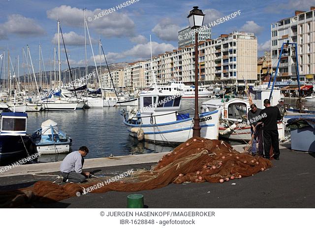 Fishermen repairing their nets on the Quay Minerve at the port of Toulon, Var, Cote d'Azur, France, Europe