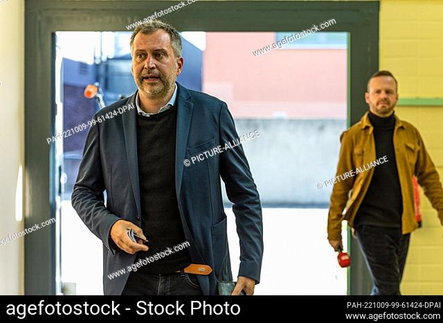 09 October 2022, Brandenburg, Cottbus: Tobias Schick (SPD), candidate in the runoff election for mayor of the city of Cottbus