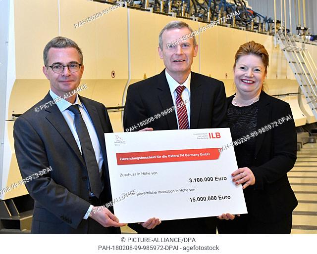 Brandenburg's Economics Minister Albrecht Gerber (SPD) and Kerstin Joentgen, member of the board of Brandenburg's development bank ILB give Frank Averdung (M)