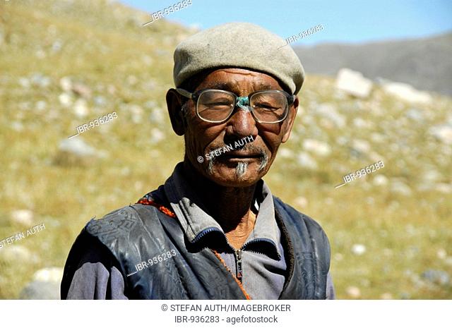 Nomad, elderly man with self-repaired horn-rimmed glasses in the steppe, Kharkhiraa, Mongolian Altai near Ulaangom, Uvs Aimag, Mongolia, Asia