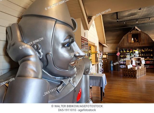 USA, Kansas, Wamego, The Oz Museum, dedicated to the film, Wizard of Oz, statue of the Tinman