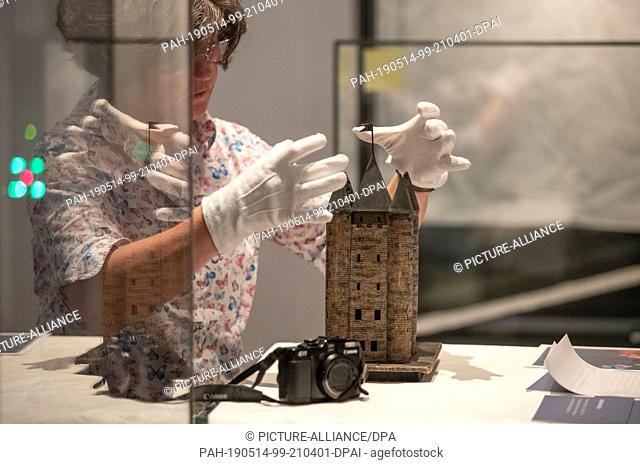 13 May 2019, North Rhine-Westphalia, Lichtenau: The art historian Helga Fabritius looks at the 1808 model of a donjon of the Templar branch in Paris in the...