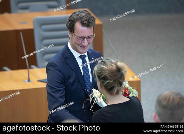 Hendrik WUEST, WÃ-st, CDU, Prime Minister of North Rhine-Westphalia, receives the congratulations from Mona NEUBAUR, top candidate of Bündnis 90/Die Grünen in...