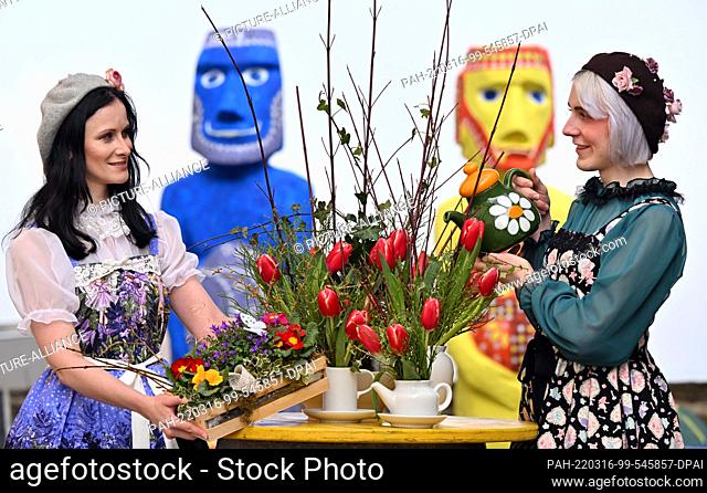16 March 2022, Thuringia, Seitenroda: Lisa Kächele (r) and Jakob Barthel (l) present spring decorations at the Leuchtenburg at a press event