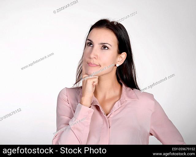 nachdenkliche Geschäftsfrau   pensive young businesswoman, grey background